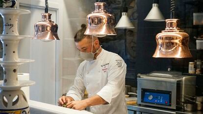 Carlos Maldonado en la cocina de su restaurante.