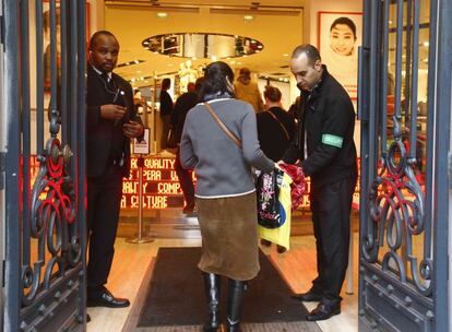 Dos vigilantes de seguridad controlan el acceso a una tienda del centro de París.