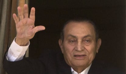 Mubarak acena, em 25 de abril passado, de seu quarto no hospital militar do Cairo.