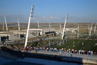 Perspectiva de la nueva Ciudad Real Madrid, con un campo de entrenamiento al fondo.