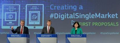 Tres comisarios europeos durante la presentaci&oacute;n del mercado &uacute;nico digital. 