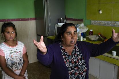 Salud, que tiene a su marido ásmático y respira ayudado de una máquina, se lamenta de la falta de luz desde hace tres semanas.