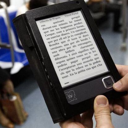 Un libro electrónico en el metro de Barcelona.