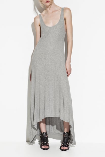 De algodón gris y tirantes tipo tank top. Es de Zara Trafaluc y su precio es de 12,95 euros.