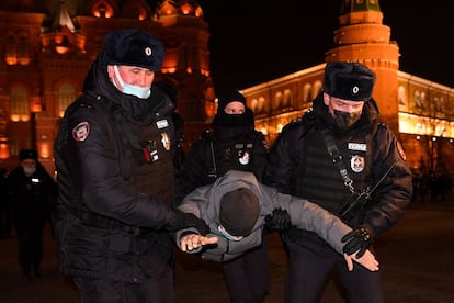 La policía transporta a una de los detenidos en las protestas contra la ofensiva de Rusia en Ucrania, en Moscú.