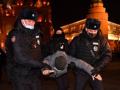 La policía transporta a una de los detenidos en las protestas contra la ofensiva de Rusia en Ucrania, en Moscú.