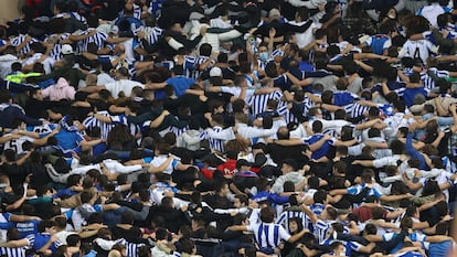 La afición de la Real Sociedad salta y canta en el Reale Arena de espaldas al campo en un partido de LaLiga Santander de esta temporada.