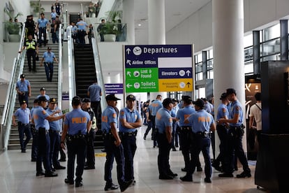 Agentes de la policía filipina desplegada en el vestíbulo del Aeropuerto Internacional de Manila ante la llegada del expresidente filipino para su detención.