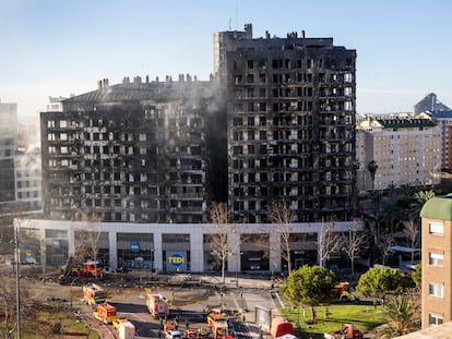El complejo del barrio de Campanar de Valencia, el sábado, completamente devastado por el fuego.