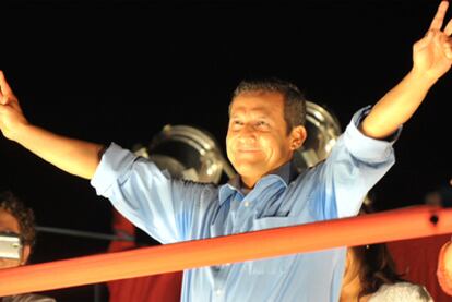 El candidato nacionalista Ollanta Humala, del movimiento Gana Perú, ante sus seguidores el domingo, tras acabar la primera vuelta de las elecciones, en Lima.