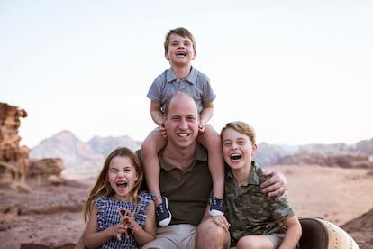En esta foto publicada por el palacio de Kensington el sábado 18 de junio de 2022, el príncipe Guillermo posa con sus hijos, Luis, Jorge y Carlota, para celebrar el Día del Padre de 2022. La fotografía fue tomada en Jordania en el otoño de 2021.