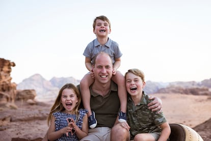 En esta foto publicada por el palacio de Kensington el sábado 18 de junio de 2022, el príncipe Guillermo posa con sus hijos, Luis, Jorge y Carlota, para celebrar el Día del Padre de 2022. La fotografía fue tomada en Jordania en el otoño de 2021. 