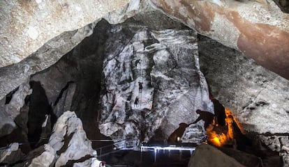 Projecció en 3D en la Cova del Salnitre de Montserrat.