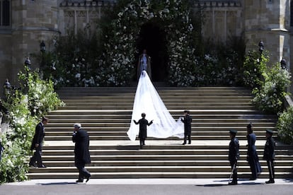 A noiva, nas escadarias de Windsor.