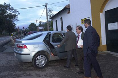 El consejero delegado de MRT, Carlos Estévez, en el centro, ayer, abandona el cuartel de la Guardia Civil en Riotinto.