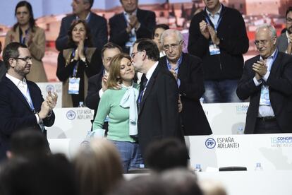 Mariano Rajoy besa a Maria Dolores de Cospedal en el Congreso Nacional del Partido Popular.