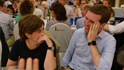 Soraya Sáenz de Santamaría y Pablo Casado durante la cena del Grupo Popular en Madrid. 
 