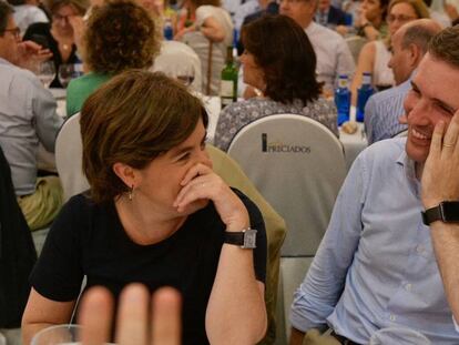 Soraya Sáenz de Santamaría y Pablo Casado durante la cena del Grupo Popular en Madrid. 
 