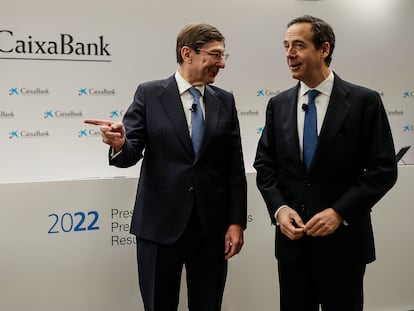 El presidente de CaixaBank, José Ignacio Goirigolzarri  y el consejero delegado de la entidad, Gonzalo Gortázar.