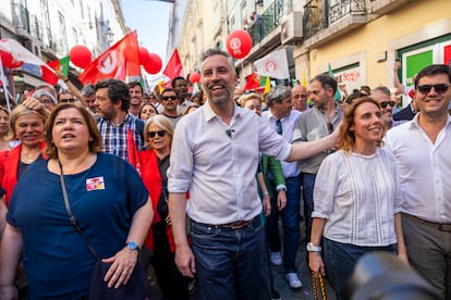 El candidato socialista, Pedro Nuno Santos, recorre el Chiado, en Lisboa, durante el último día de campaña electoral.