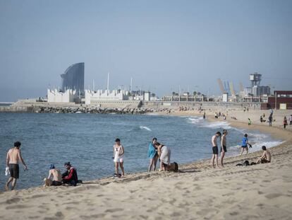 Aquest divendres s'han obert per passejar les platges de Barcelona.