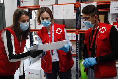 La reina Letizia comparte una jornada con los voluntarios de Cruz Roja Española durante una visita a uno de sus centros.