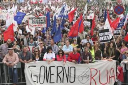 Miles de personas protestan contra las medidas del Gobierno portugués en Lisboa, Portugal, hoy 19 de octubre de 2013.