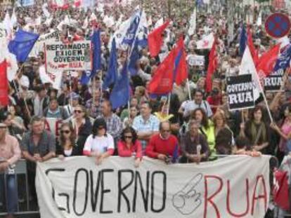 Miles de personas protestan contra las medidas del Gobierno portugués en Lisboa, Portugal, hoy 19 de octubre de 2013.