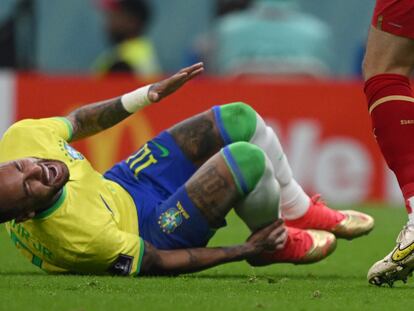 Neymar se lamenta en el suelo tras recibir una entrada este jueves en el partido entre Brasil y Serbia, en el estadio Lusail, en Qatar.
