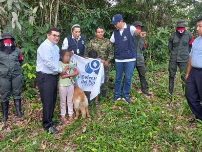 Ghislaine Karina Ramírez sargento liberada y sus hijos, junto a intergantes del ELN y miembros de la Defensoría del Pueblo.