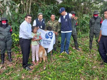 Ghislaine Karina Ramírez  sargento liberada y sus hijos, junto a intergantes del ELN y miembros de la Defensoría del Pueblo.