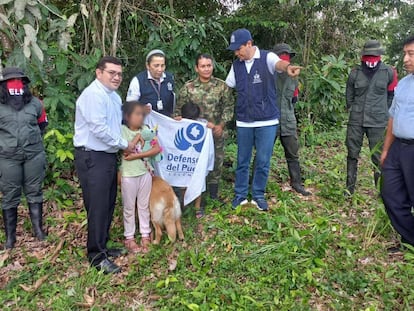 Ghislaine Karina Ramírez, sargenta liberada y sus hijos, junto a intergantes del ELN y miembros de la Defensoría del Pueblo.