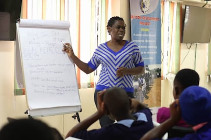 La fundadora del programa Talking Boxes, Jane Anyango, explica a unas alumnas el funcionamiento de las cajas en una escuela de Kibera.