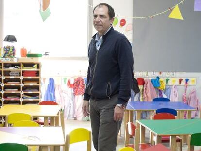 Jos&eacute; Canales, director de la Escuela Ideo, en una de las aulas del centro educativo.