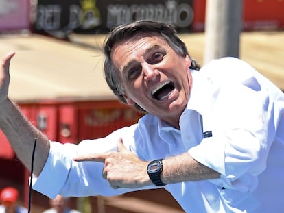 Jair Bolsonaro simula disparar durante un acto de campaña celebrado en Ceilandia, Brasil, en septiembre de 2018.