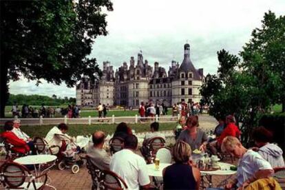 Terraza junto al castillo de Chambord, uno de los más visitados de la zona que servía de residencia de caza al rey Francisco I.