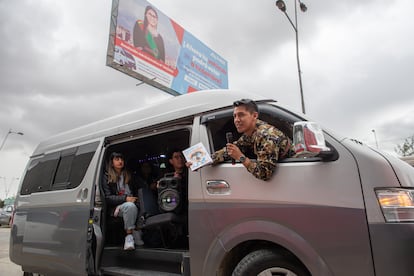 El poeta Fher Masi en un minubús durante una presentación en la ciudad de EL Alto.