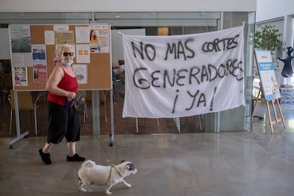 Una vecina y su perro, encerrados en el centro cívico de La Plata y Su Eminencia de Sevilla.