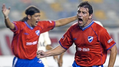 Fabián O'Neill celebra con Nacional un gol por Copa Libertadores contra Universitario de Perú, en Lima, el 14 de abril de 2003.