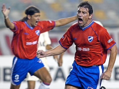 Fabián O'Neill celebra con Nacional un gol por Copa Libertadores contra Universitario de Perú, en Lima, el 14 de abril de 2003.