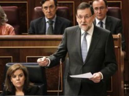 El presidente del Gobierno, Mariano Rajoy, junto a la vicepresidenta, Soraya S&aacute;enz de Santamar&iacute;a, durante su intervenci&oacute;n en la sesi&oacute;n de control al Ejecutivo en el Congreso de los Diputados.