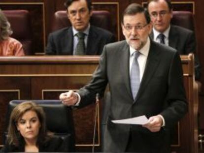 El presidente del Gobierno, Mariano Rajoy, junto a la vicepresidenta, Soraya S&aacute;enz de Santamar&iacute;a, durante su intervenci&oacute;n en la sesi&oacute;n de control al Ejecutivo en el Congreso de los Diputados.