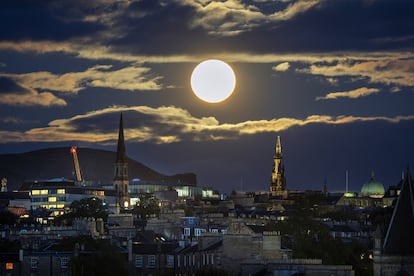 La superluna ilumina la ciudad de Edimburgo, Escocia, el 30 de agosto.