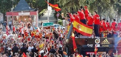 La selección española de fútbol saluda a la afición durante el recorrido en autobús que realiza esta tarde por la capital para celebrar su triunfo en el Mundial.