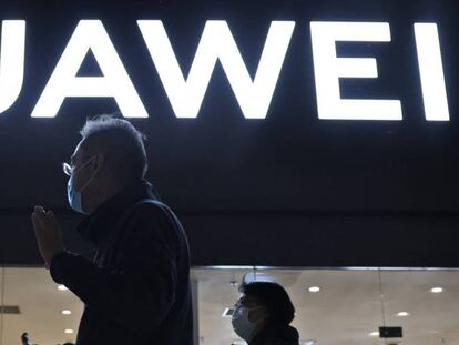 Dos personas pasean por una tienda de Huawei.