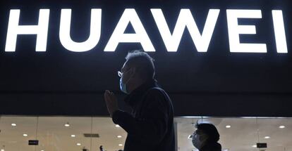 Dos personas pasean por una tienda de Huawei.