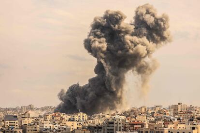 Humo en el cielo de Gaza tras un ataque aéreo del ejército israelí.