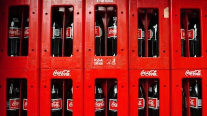 Botellas de Coca-Cola en cajas.