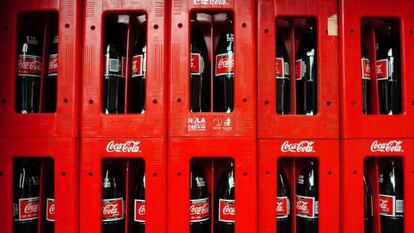 Botellas de Coca-Cola en cajas.