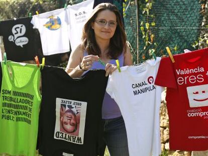 M&oacute;nica Oltra tiende camisetas de protesta en el jard&iacute;n de su casa. 